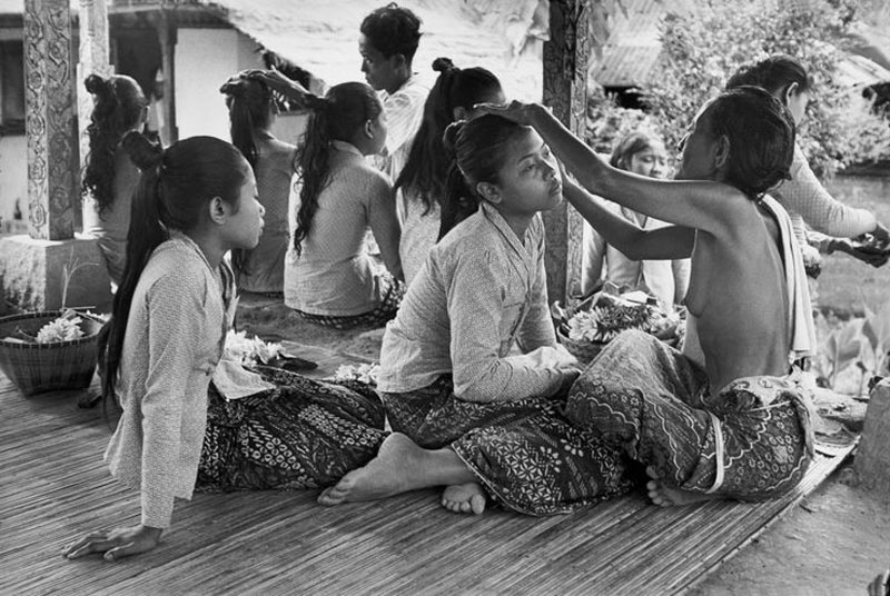 1949年的巴厘岛，宗教仪式前化妆的妇女们。