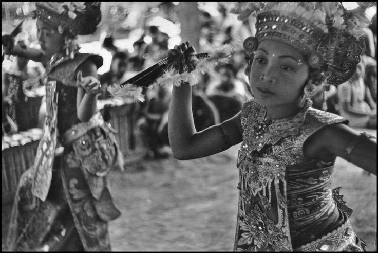 1949年的巴厘岛，宗教仪式上跳舞娱神的女子。
