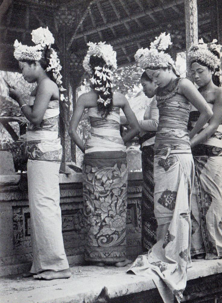 1949年的巴厘岛，宗教仪式前化妆的妇女们。