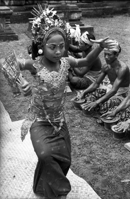 1949年的巴厘岛，宗教仪式上跳舞娱神的女孩。