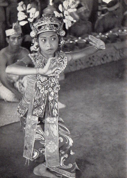 1949年的巴厘岛，宗教仪式上跳舞娱神的女孩。