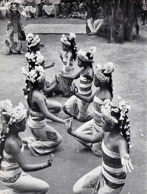 1949年的巴厘岛，宗教仪式上跳舞娱神的女孩们。