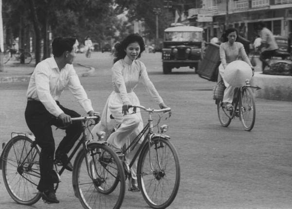 20世纪身穿奥黛的越南女人组图 越南的传统服装是什么？