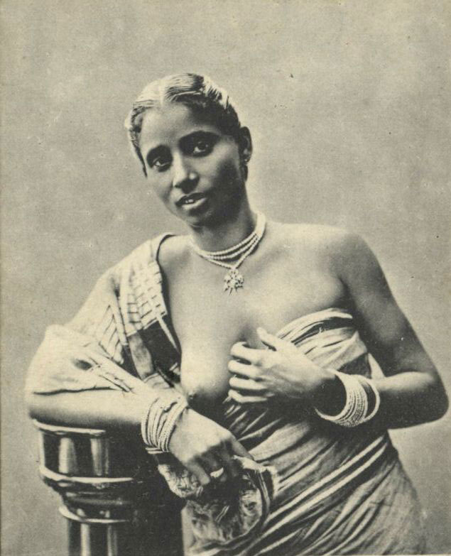 20世纪斯里兰卡女人裸胸黑白照片