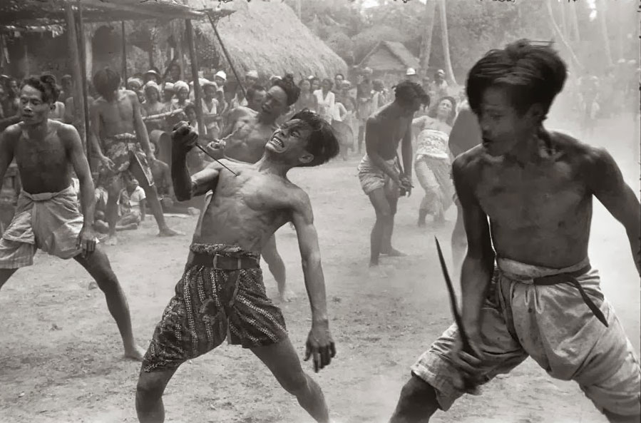 1949年，巴厘岛上的宗教仪式，男子们手持利器向自己猛刺。