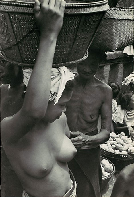 1949年，集市上裸胸的巴厘岛妇女。