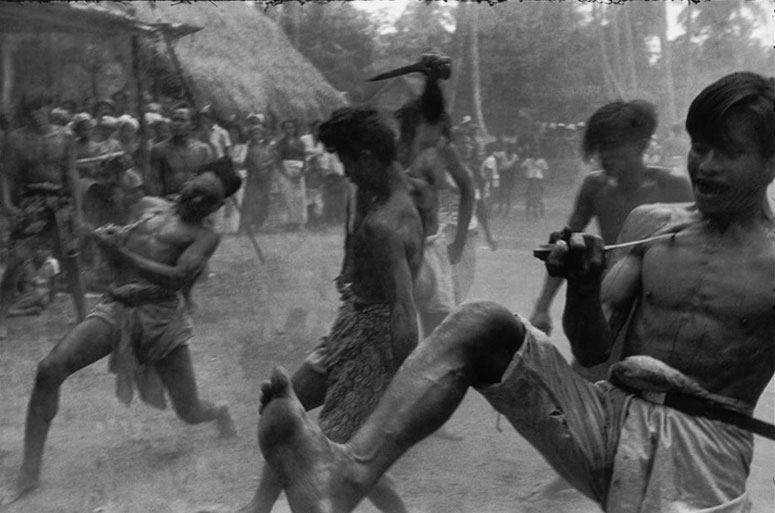 1949年，巴厘岛上的宗教仪式，男子们手持利器向自己猛刺。