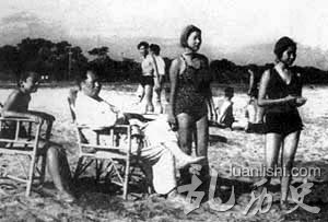 1954年7月，毛泽东与李敏、刘松林在北戴河海滨。