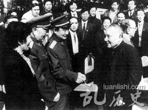 邓小平同志与广州军区司令员朱郭法握手