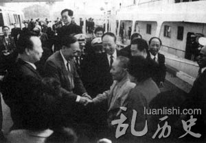 邓小平同志在蛇口码头与深圳市负责同志一一握手告别