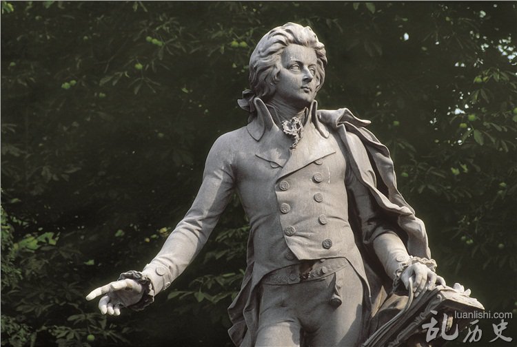 “音乐神童”莫扎特伫立在皇宫公园的绿树丛中