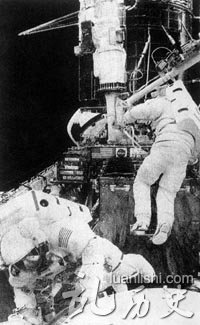 美国宇航员马克·李(左)和斯帝文·史密斯在更换“哈勃”望远镜上的设备