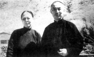 1919年，叶圣陶同夫人胡墨林摄于苏州甪直，当时他们在该地做小学教员