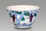 斗彩葡萄纹杯：明代成化时代的官窑瓷器