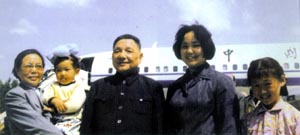 1975年5月，邓小平访问法国归来，邓小平的夫人和邓楠等都去机场迎接