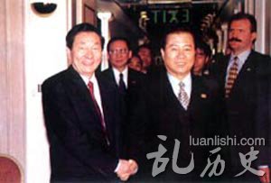 1998年4月在亚欧首脑会议期间，金大中会见朱镕基总理。