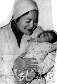 著名的产科专家张丽珠教授怀抱刚出生的试管婴儿郑萌珠
