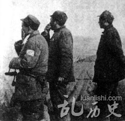 西北野战军指挥员彭德怀(左二)、习仲勋(左三)等在青化砭战役的前沿阵地上