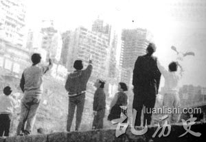 临江门“城中城”建设工地旁，几代重庆人在放飞希望