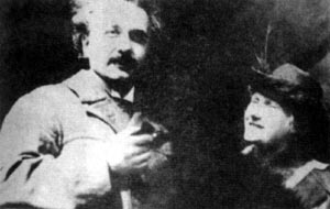 身为犹太人的爱因斯坦在二战中流亡到了美国，与美国物理学家奥本海默在一起