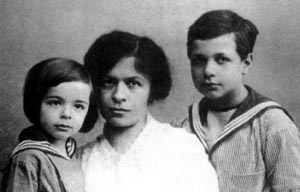 1914年，米列娃和两个儿子爱德华和汉斯·阿尔伯特