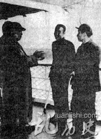 1958年，王任重陪同毛泽东同志乘轮船过三峡