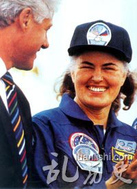 回到地球后，露西德受到了克林顿总统的接见