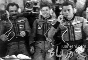 露西德同两名俄罗斯宇航员在一起