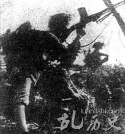 中国士兵用机关枪向轰炸阵地的敌机猛烈射击