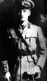 1916年1月，赴西线作战前的蒙哥马利双眼炯炯放光