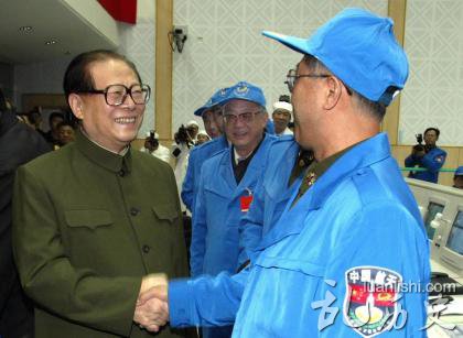 江泽民向全体参加飞船研制试验的科技人员和解放军指战员表示热烈祝贺。