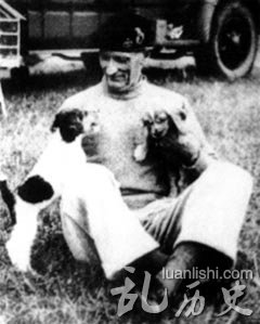 蒙哥马利与他的爱犬“希特勒”和“隆美尔”