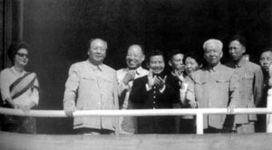 1965年，西哈努克亲王与莫尼克公主同中共领导人毛泽东、刘少奇等在天安门城楼上。