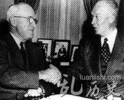 杜鲁门(左)对新总统艾森豪威尔说：“美国的前途就交给你了。”