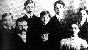 小艾森豪威尔全家福。图中左边第一个男孩就是未来的总统。