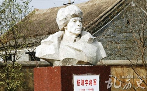 杨靖宇雕像