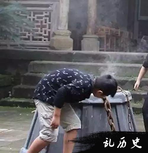 中国有一口千年古井，日本人绕道而行，相传井中老龙在等一个人！