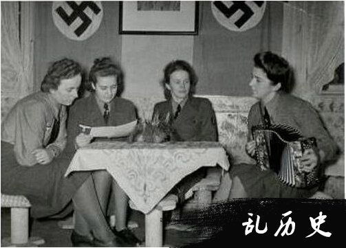 纳粹女武士都这样吗 纳粹女兵豪爽照曝光