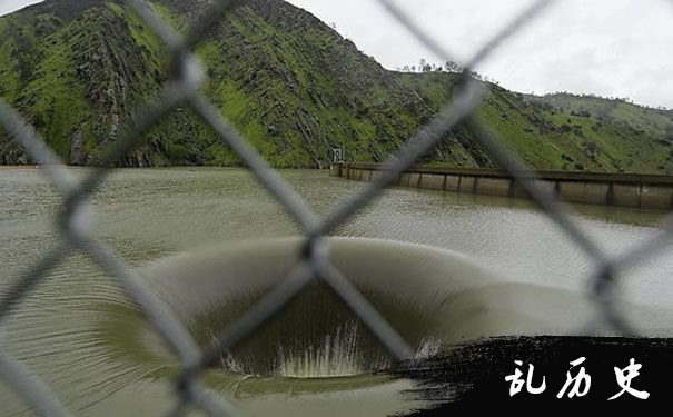 加州大雨过后湖面出现巨型漩涡黑洞