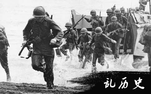1942年8月,美海军陆战队在瓜达尔卡纳尔岛登陆