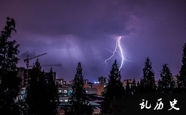 梦见在雷雨之中东躲西藏