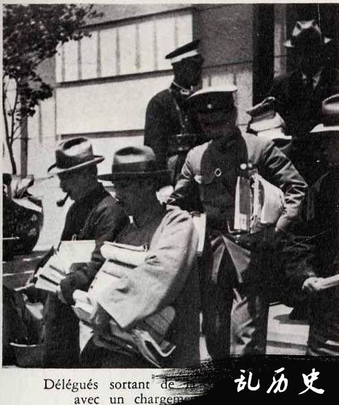 1931南京国民会议，手拿文件夹离开会场的代表们