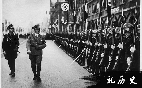 希特勒检视军队