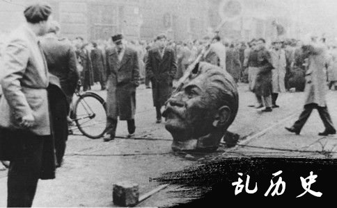 斯大林雕像被人毁坏
