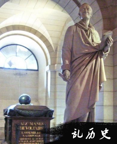 伏尔泰的雕像及其灵柩