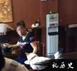 大妈餐厅盘子喂狗！这事儿你怎么看？