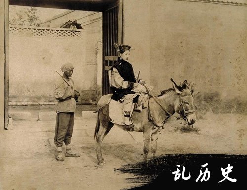 清朝老照片：妇女骑驴出门，官员乘四抬大轿，那双小脚挺吓人(1)