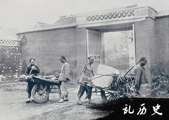 清朝老照片：妇女骑驴出门，官员乘四抬大轿，那双小脚挺吓人(8)