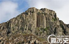 悬崖峭壁现600年前古佛塔! 如何建造至今是迷