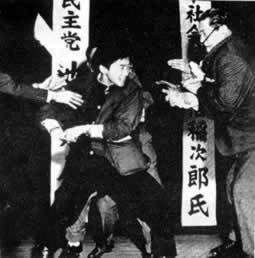 日中友好人士浅沼稻次郎遇刺身亡（TodayOnHistory.com）